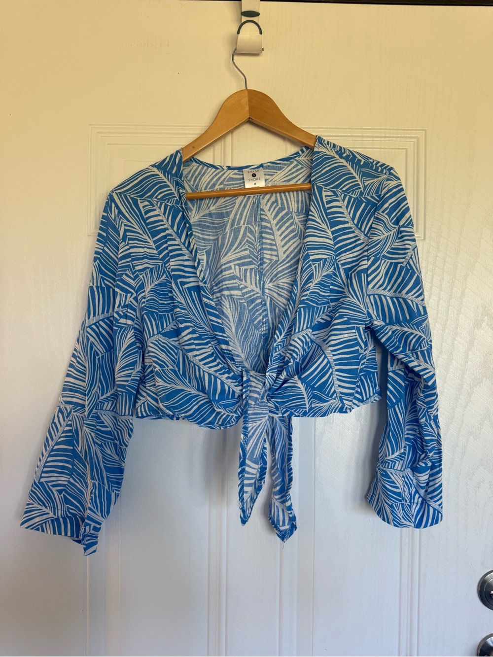 2 for $20 sale: Shade & shore blue white tropical botanical linen cropped front